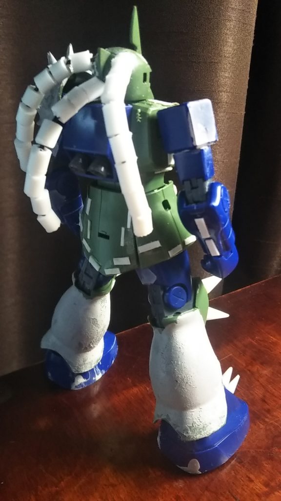 プラ板を利用してディテール追加。腰アーマーの円形部分はプラ棒です。