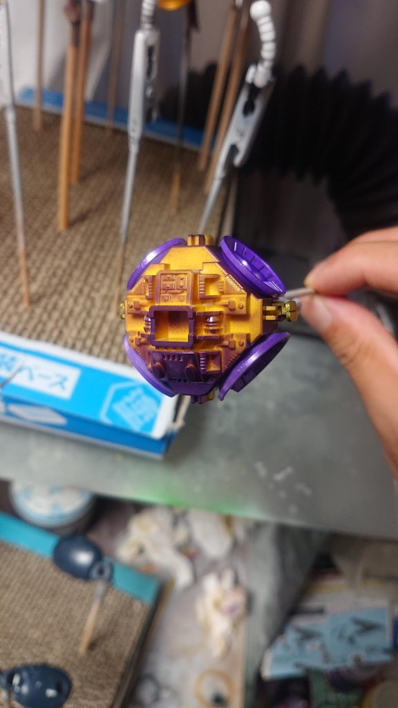 紫を外側にしなかった理由。これは芋です。
クレオスのGXメタルバイオレットは今回初めて使ったのですが、めちゃくちゃ良いですね。私の理想のメタリック・ムラサキです。