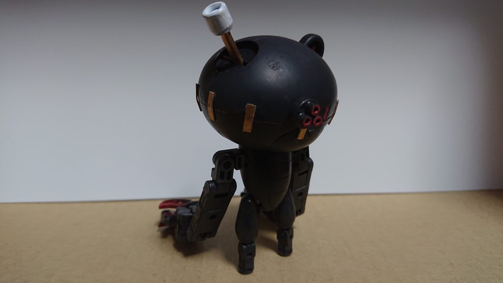 立ち上がるとこんな感じです。
顔の周りの金色のものは金属製の留め具…という設定です。