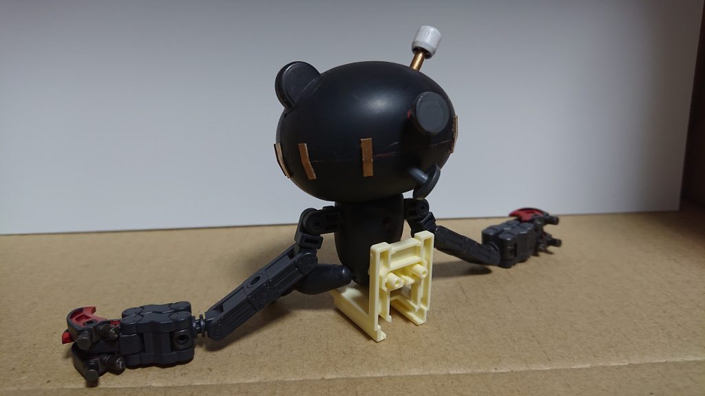 後ろから
後頭部に刺さっているものは釘(プラ板+プラ棒)です
下側曲がっている感じを出してみました