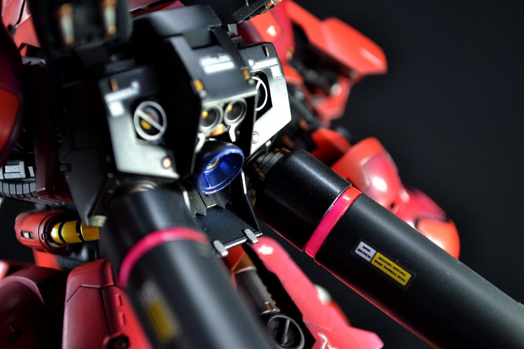 プロペラントタンクには、手芸用ボタンにクリア塗装した物を挟みました。