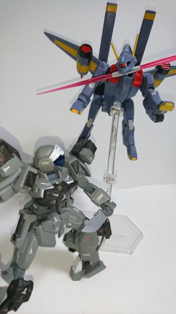 ビームサーベル
バクゥというとストライク戦が印象深かったです。
人型と四足型の戦闘ってガンダム作品ではあまり類を見ない感じが好きです。
*以下 適当にブンドド*