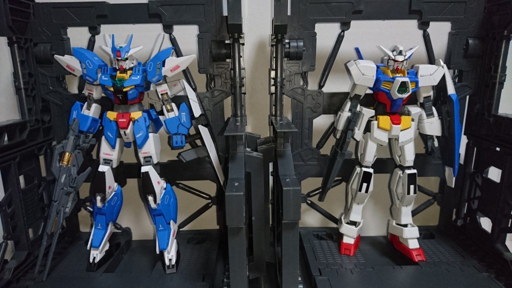 AGE-1と並べるとこんな感じ。
色的にノーマル+スパロー系の発展型としてAGEの系譜にいても違和感無いような感じですね(笑)
マーズフォーがタイタス、ヴィートル―がグランサと考えると腑に落ちるというか、ひょっとして海老川さんが意識していたのかも・・?