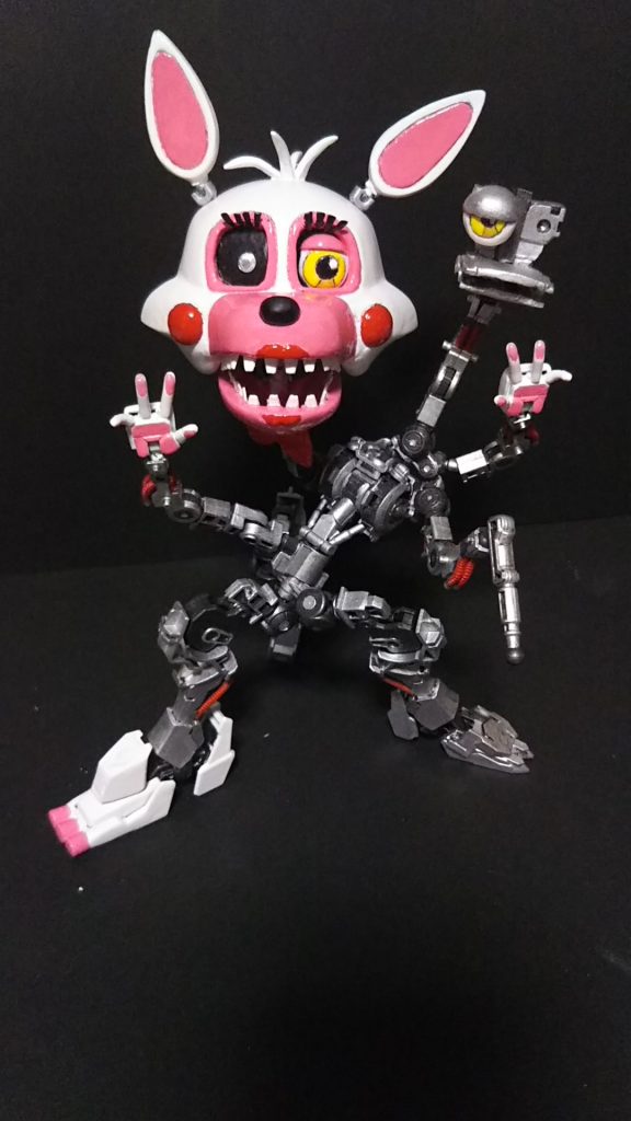 本体部分はガンダムフレームを2.5体分使用しています。