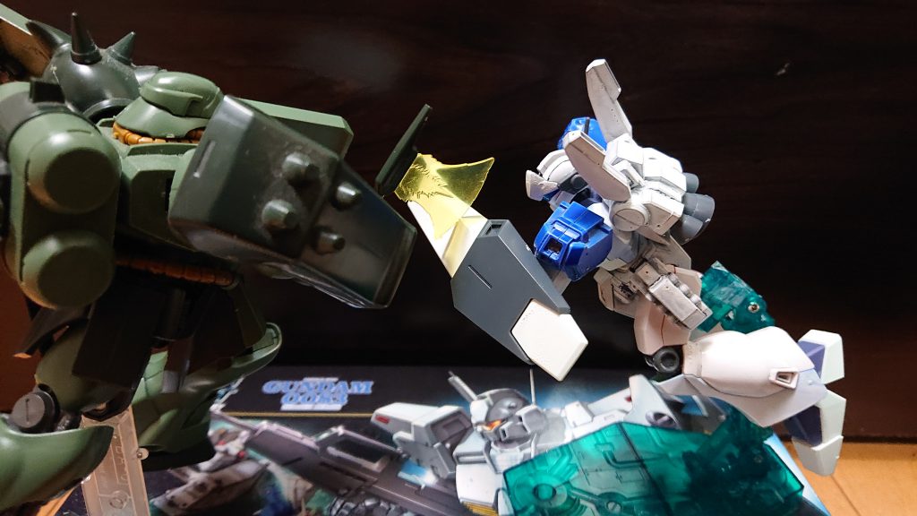 ↑シールドで隊員A機を守るコウスケ機
コウスケ「させるかよ!」
残党A「クソ!邪魔なんだよ!」