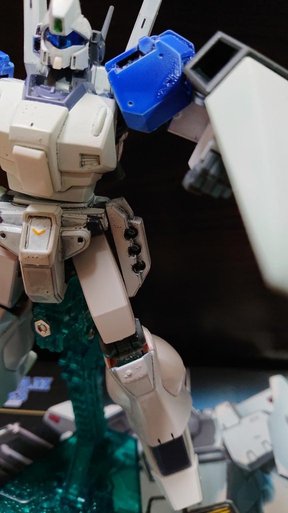 ↑ハンド・グレネードでマラサイを粉砕するコウスケ機
コウスケ「ガタガタうるさいんだよ!!」
 その頃…
ワスプオペA「トラックナンバー26-56、急接近!!」
マホ「!?」
ワスプオペB「敵機、右60°、20!真っ直ぐ突っ込んで来る!」
 左翼のギラ・ドーガがワスプに急接近していた。
第4小隊隊長「すみません!抜かれました!」
マホ「右舷対空戦闘用意!それと!修理中でもいい!第1小隊のライトニングを出して!!」
ワスプオペB「ライトニングはダメです!あと2分!」
ワスプオペA「左舷に回られました!!」
マホ「しまった!!」