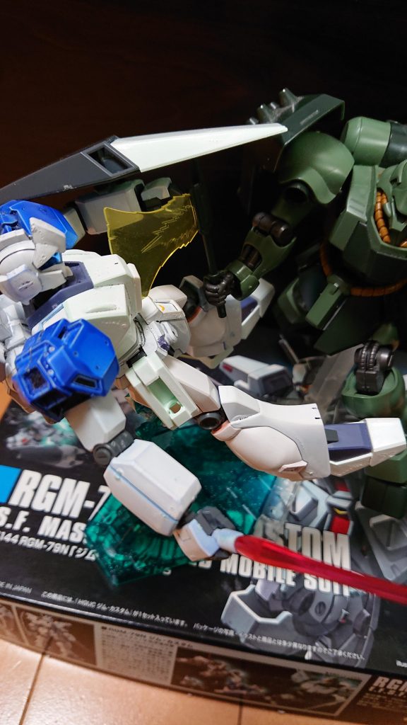 ↑ビーム・ソード・アックスを喰らい損傷するコウスケ機
コウスケ「っうぐ!!」
残党隊長「邪魔だ!どけ!!」
 コウスケ機は蹴飛ばされる。