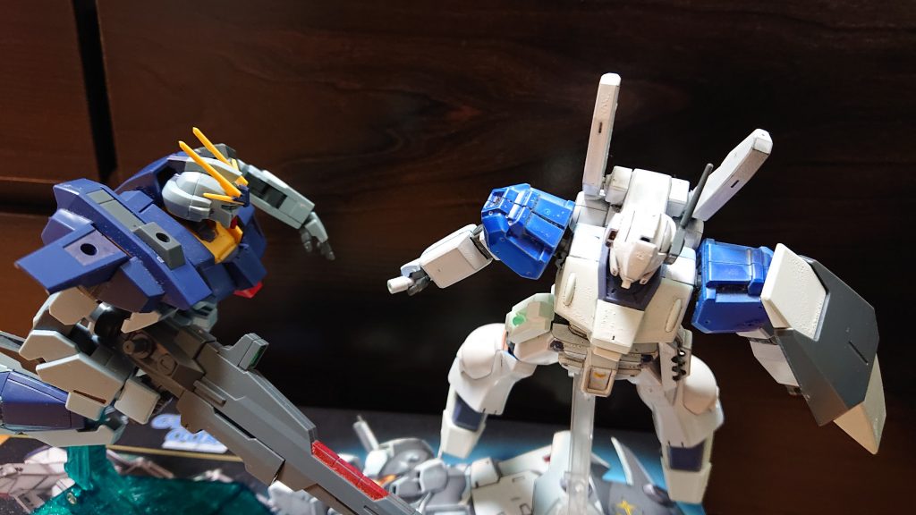 ↑アスハ機に回収されるコウスケ機
マホ「柳大尉はどうなったの!?」
ワスプオペB「柳大尉負傷、といっても軽症です」
マホ「三番主砲での死傷者は?」
ワスプオペA「死者3名、重傷者2名、軽症者3名です」
マホ「そう…」