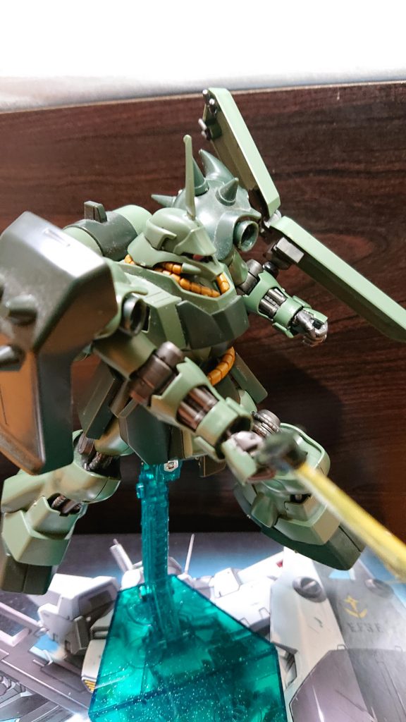 ↑ビーム・ソード・アックスでブリッジを破壊しようとするギラ・ドーガ
残党隊長「沈め!!」
しかし…