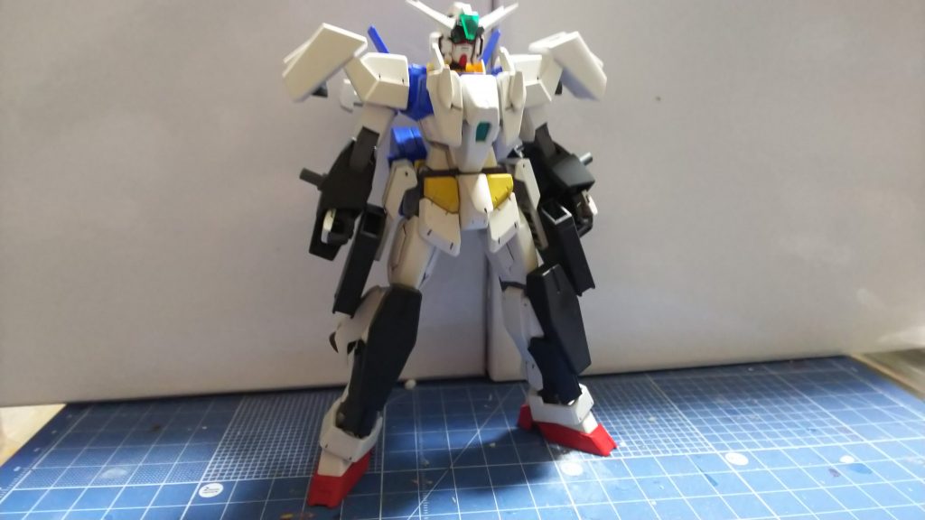 正面。
腕にシールド兼ビームも打てる装甲を追加、足に装甲とバーニア追加、方は前作フルブーストと同様ですが若干ちがいます。開きます。あと胸に装甲追加。