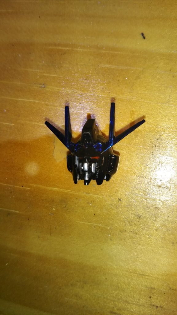 顔のみ完成時の写真。
赤い目だとあんまり目立たないのが欠点。