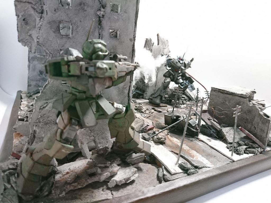 ジムスナイパーの塗装はミリタリー風にしました

ガンプラを全身塗装するのは初めてでうまくいかない部分も多かったのですが見なかったことにして片っ端から汚しと傷で誤魔化しましたwww