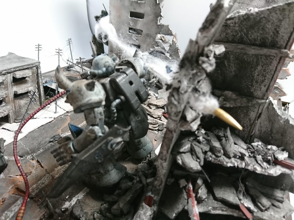 弾道のエフェクトを作り、パッと見でジオラマのストーリーを伝えられるように作りました 弾丸や削られたパーツや壁の破片を飛散させてスピード感を出しています