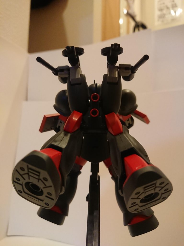 続いて後ろから
スラスターユニット(足!)を取り付けました!これで高機動に!めっちゃ速く動けます!       
実はこのスラスターユニット(足!)は腰のジョイントと接続してるので結構動きます!1枚目のメイン写真と比べてもらえればわかります!