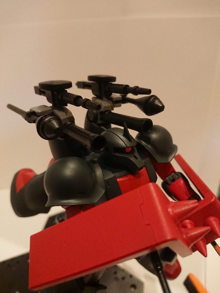 上の方から
スラスターユニットには様々な武装がついています!
シュツルムファウストも手からじゃなくて自動で発射出来るようになってるはずです!
これだけの武装があったら戦艦とかも落とせますね!接近して至近距離で全弾発射です!
手に遠距離武器は持てなくなったけどここのマシンガンバズーカが普通に使えるので手のデメリットも解決ですね!