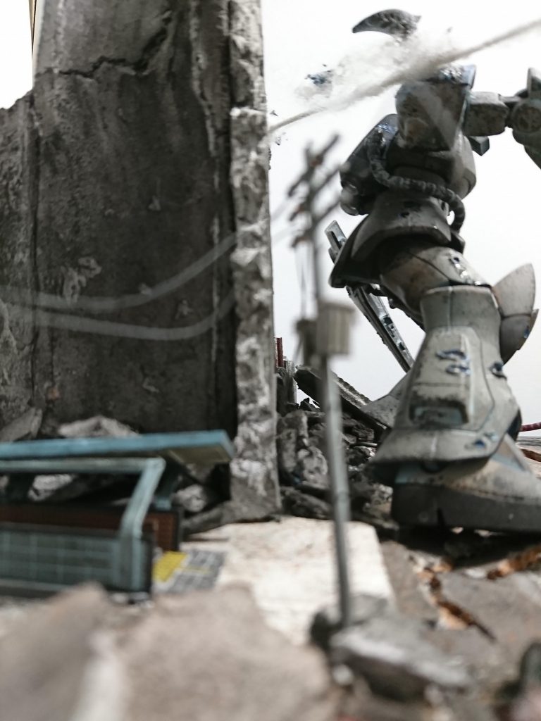 様々な角度から見ても臨場感が出せるようジオラマの配置、破損、汚しを徹底しました