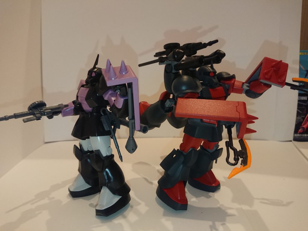 ザクⅠ黒い三連星と比べて
若干分かりづらいですがここで頭部を比べられます!何か無いでしょ!そうですあれが無いんです!
あとやっぱりスラスターユニットでっかいっすね!