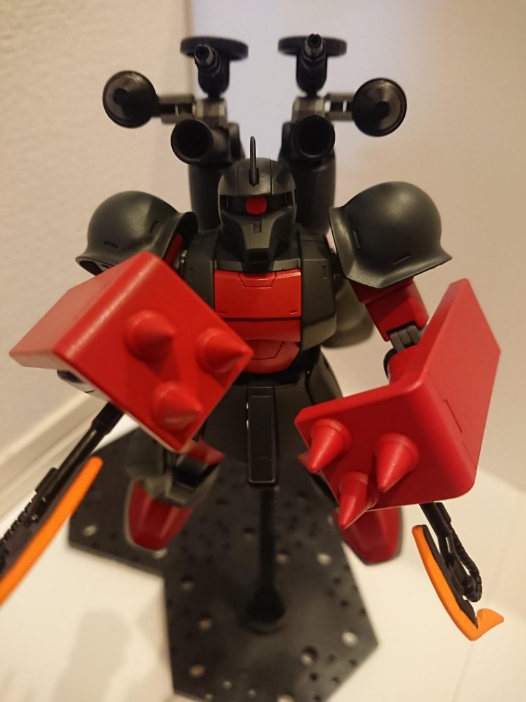 まず正面から
スパイクシールドだけじゃ物足りなかったのでヒートホークを逆手で持たせて見ました!
これで接近戦はスパイクシールドで殴るかヒートホークで斬りかかるか持ち替え無しに選択できますね!(遠距離武器を手に持てなくなったのは内緒)
頭部の真ん中にあったやつを切りました!(あれはなんて言えばいいんですか?)ザクⅠと比べてもらえればわかります!お願いします!