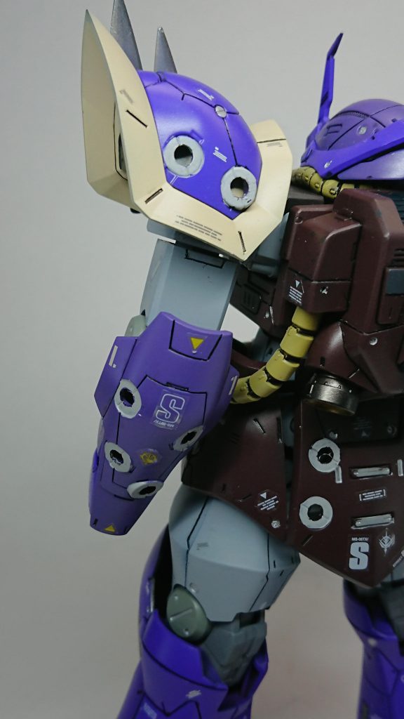 ヒートダートの取り外した所もエナメル塗料の筆塗りで塗り分けてます。