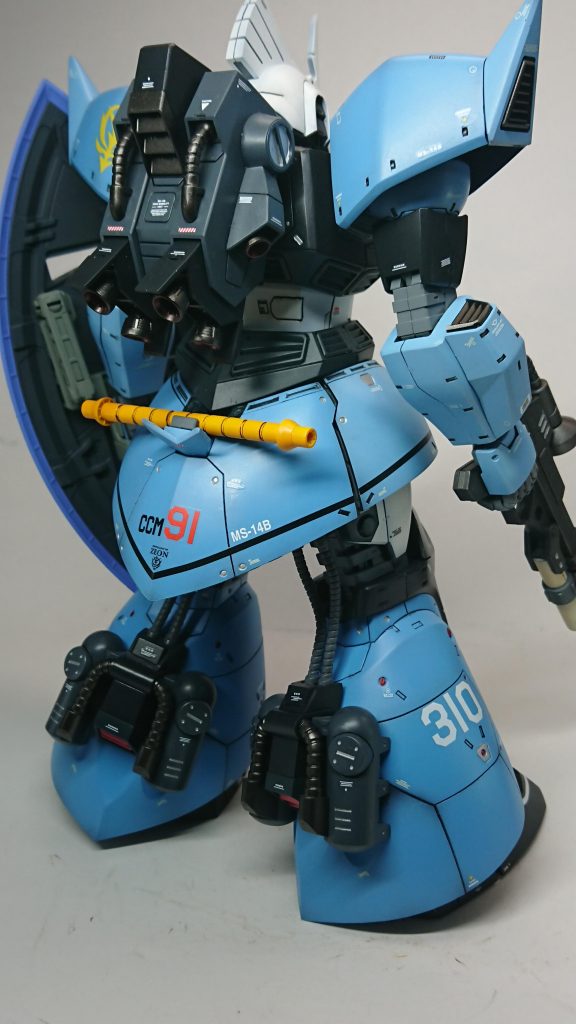 デカールを説明書の指定で貼り付けて後は自分の好みで貼り付けてます。