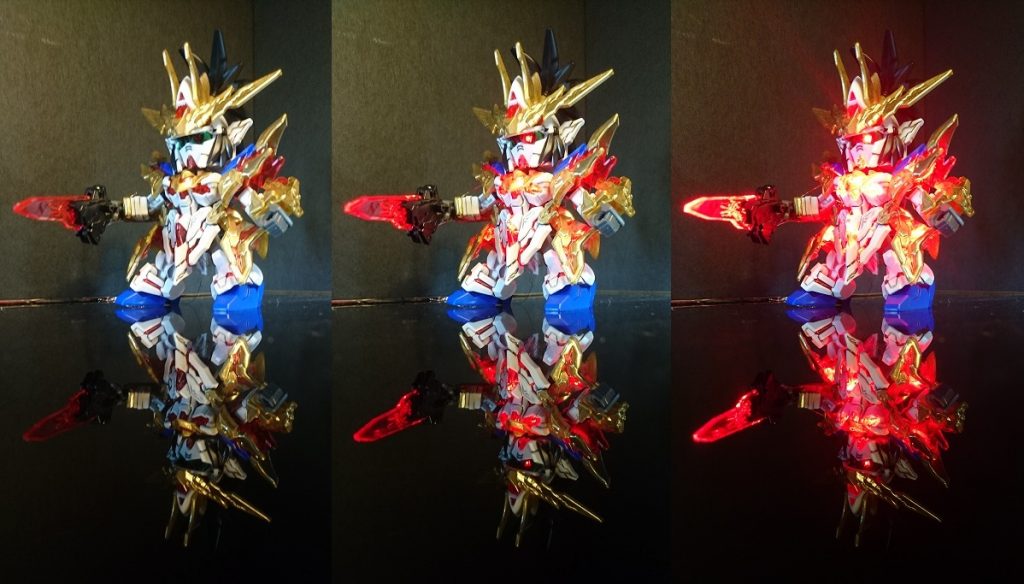 鎧は金で塗装し、墨入れまでやってます。左から、灯りなし、少なめ、多めの灯り。