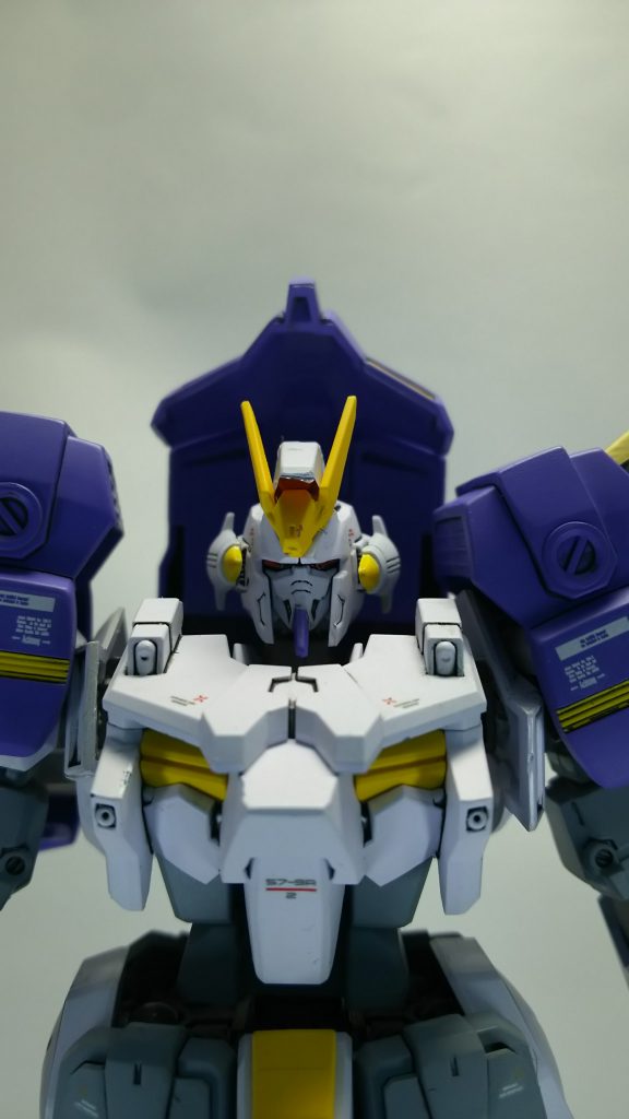 頭部のアップで。
A-Zガンダムに両サイドのパーツを貼り付けて、顎を削りへの字のスリットも掘ってます。