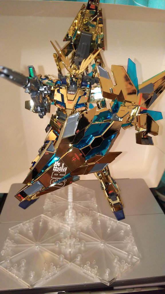 背中のアームドアーマーは取り外して腕に着けることができますが、アタッチメントが一個しかないので、両腕に着けたいときは二個買いましょう