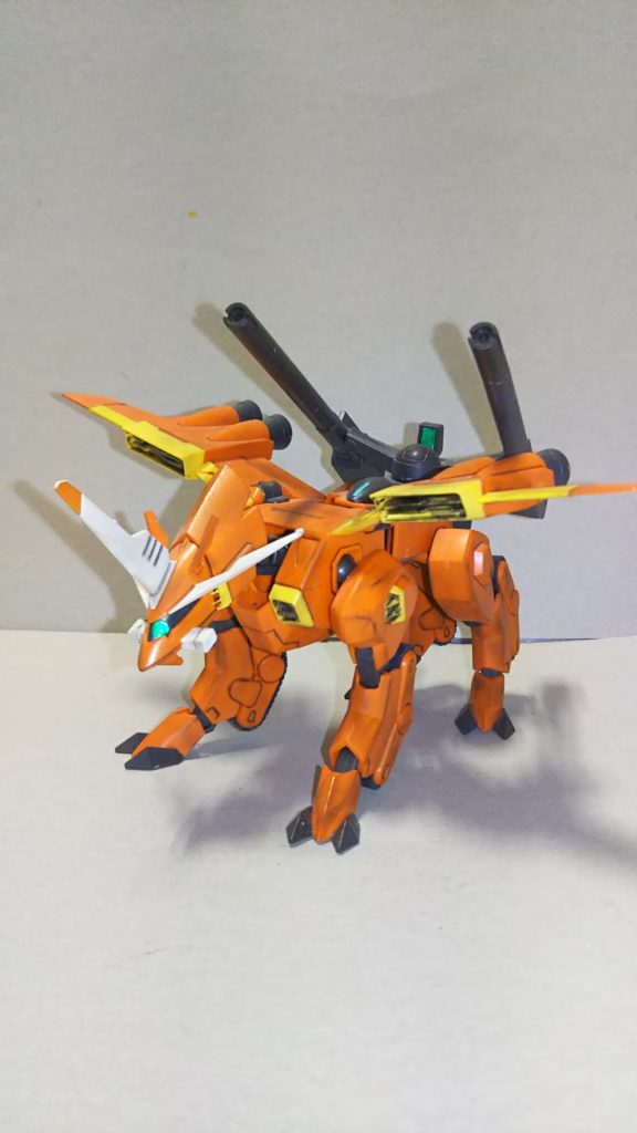 パチ組みした本体にガンダムマーカーと
シャープペンで墨入れ後、艶消しを吹き付けてウェザリングマスターを使用しています。