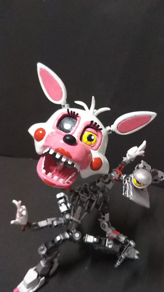 頭部はパンダッガイの目の部分をくりぬきジャンクパーツで眼球を別途に作成。
アイレス状態の目はホイルシールを使用しています。
一応耳とアゴが可動します。