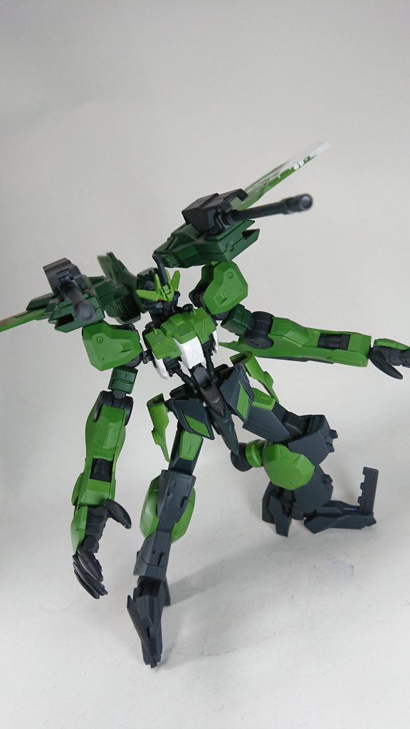 ストライクノワールのリニアガンを打つ姿をイメージしたポージング。