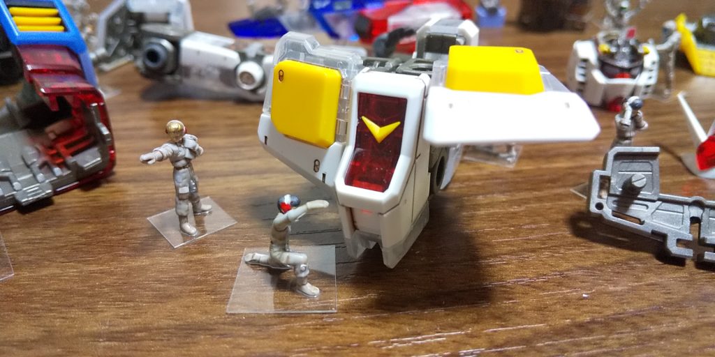 腰アーマーのチェック。
金髪が指示。