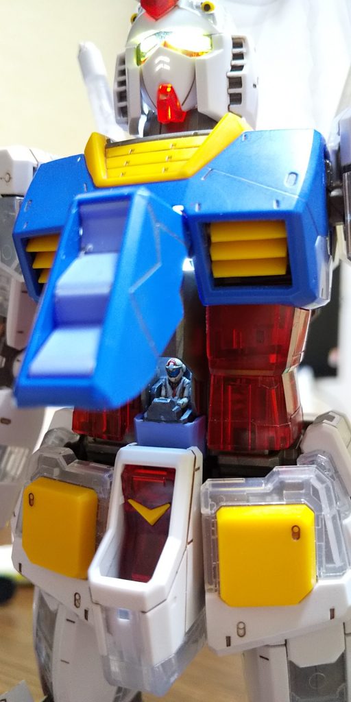 こいつ、動くぞ!
って言ってるかな？