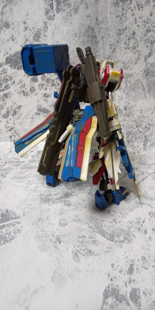 バックショット
背面にはミサイル・デモリッションナイフ・ショートキャノンと水平尾翼を装備。