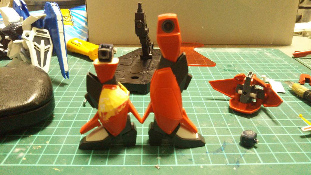 足の改修
すねをバッサリカットして繋ぎ直す
段差が出来るのでパテでならしてます
太ももにロール軸を追加してます