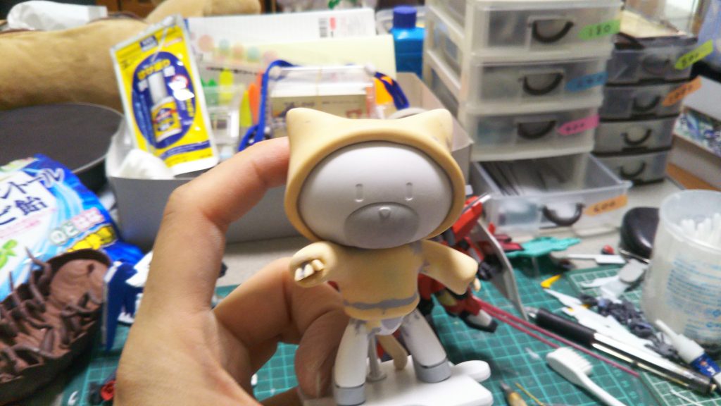 プチッガイにパテでフードを被せてパーカーに仕立ててます
体の方にもパテを持って着てる感じを出して袖から爪を出してみました