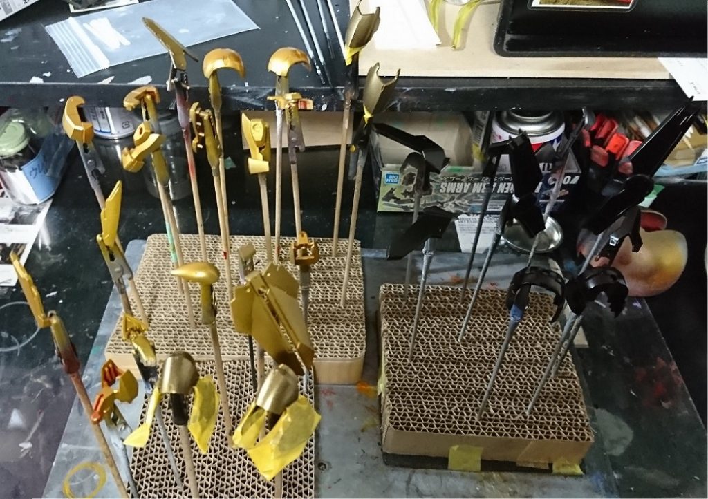 深みの有るキャンディーに仕上げたかったのでガイアノーツのスターブライトゴールドで下塗り
ラップ塗装はガイアノーツのEXブラックをベースとしてスターブライトシルバーで準備
ガイアノーツのクリアレッドとクリアーで仕上げ、コンパウンドで磨き、磨き、磨き....