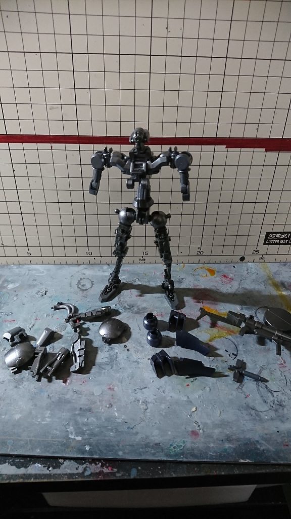 フレームはガイヤノーツのフレームメタリック2のつや消し仕上げ
二の腕と脛はダークパープル？だったかな
部分塗装とスミイレはエナメル塗料のシルバーとダークブラウンを使用