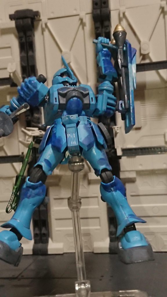 冒頭の真上に照明弾を撃つポーズ