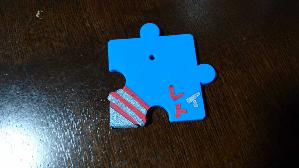 台座はリクで使ったものと同じグリッターテープを使用しましたが、ウルトラマンゼロのイメージで一部を赤くしました。