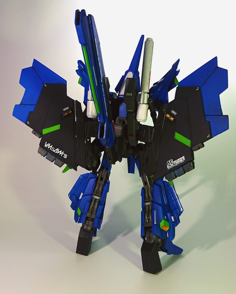 固定武装の強化が図られ、腹部に拡散メガ粒子砲、背部にはSガンダムに搭載されてた物と同型の12MW級のビームカノンを搭載 腕部にビームトンファー、爪先部にはビームクローが搭載、共にビームガンとしても使用可能。