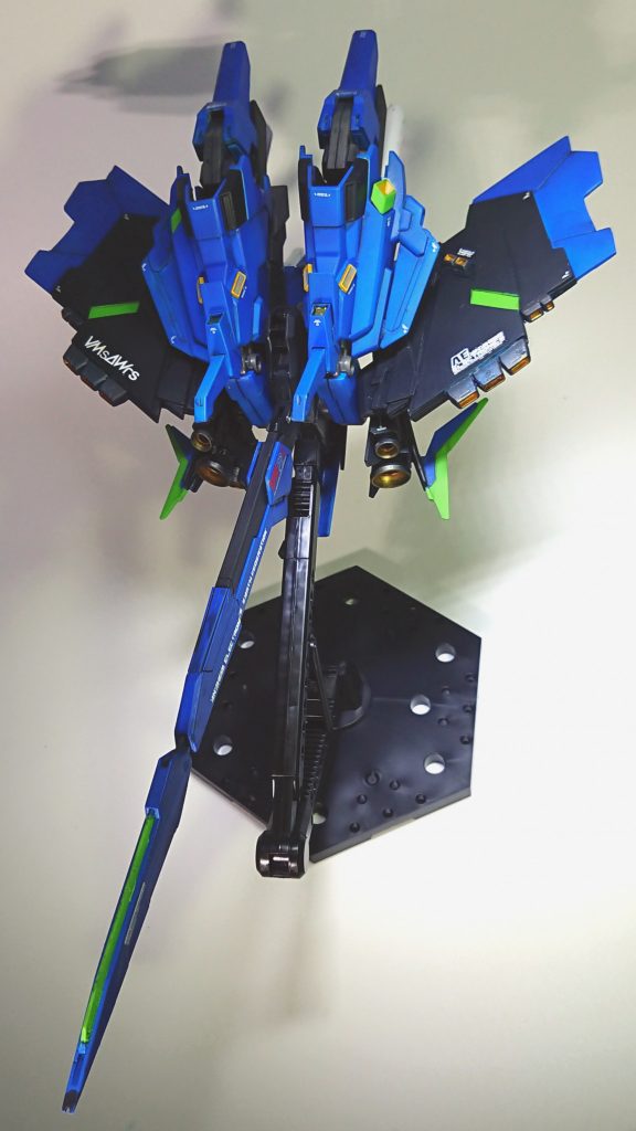 昔からハンブラビの変形って意味あるのかと思って調べたら、マス(重量)を中心に持っていって宇宙戦闘機並みの運動性能に上がるって設定らしい。