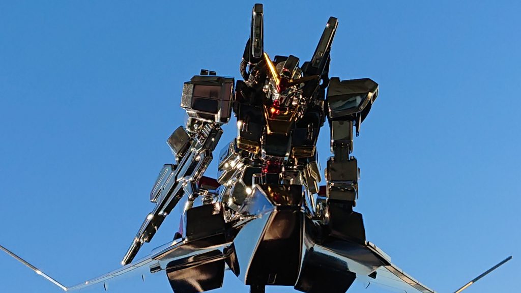 青空バックの朝日を浴びる的に…