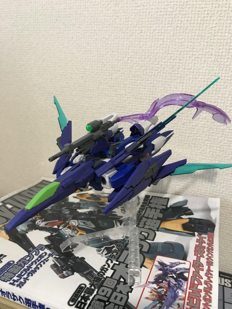 最大の特徴であるMA形態
MA形態時の使用出来る武装は高出力ビームライフル、GNビームピストル二丁とFファンネルとやや心許ないが、あくまでも距離を詰める時や離脱する際に使う事が多い為、決定的な支障には至らない。