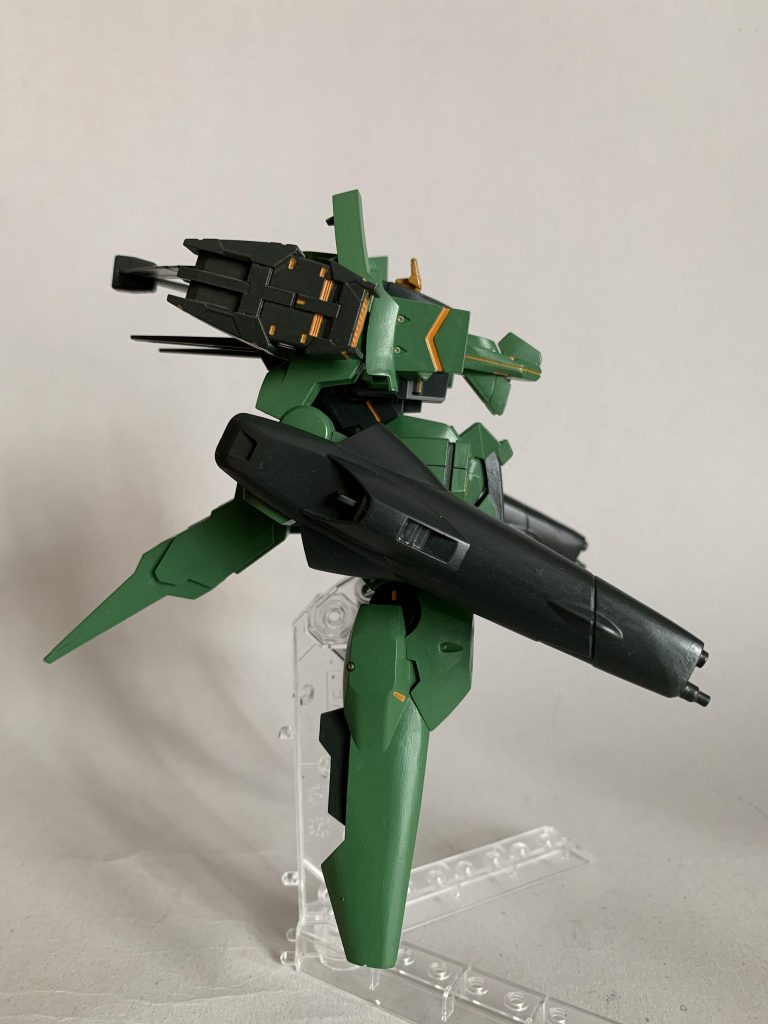 自動迎撃システムや大口径レールガン、荷電粒子砲は比較的早期に実用化に成功したが、攻防に使用可能な重力制御機関のコントロールシステムは細かな制御を可能とする演算ユニットの開発に難航し、第3期LEVで確立した無人格AI複数を並列接続することで、どうにかプロトタイプ(小型化できたと言っても40mを超える大型機体となった)の開発にこぎつけた。 
しかし、アンドロイドを使用した初の有人飛行テストにおいて、6体のアンドロイド全機が身体的損傷により機能停止に陥るトラブルに見舞われる。