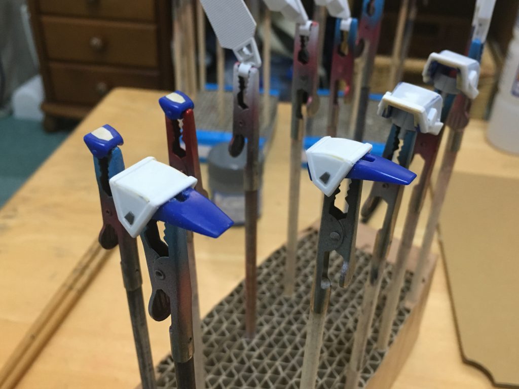 腕はプラ板で新規パーツを作りつつ、タミヤのディテールアップなんたらでモールドをそれっぽく再現
その後パテで隙間を埋めて、全てのパーツにサフ吹きました