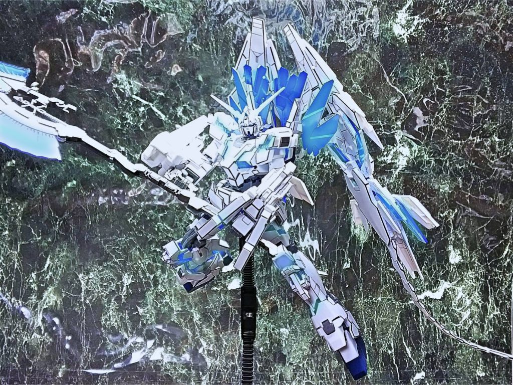 もうお気づきだと思いますが、サイコフレームの発光は画像加工の力を借りています。ツヤありトップコートを厚めに吹くなど、悩みつつ制作しましたが、プラモデルの塗装で劇中イメージの表現は難しいですね。