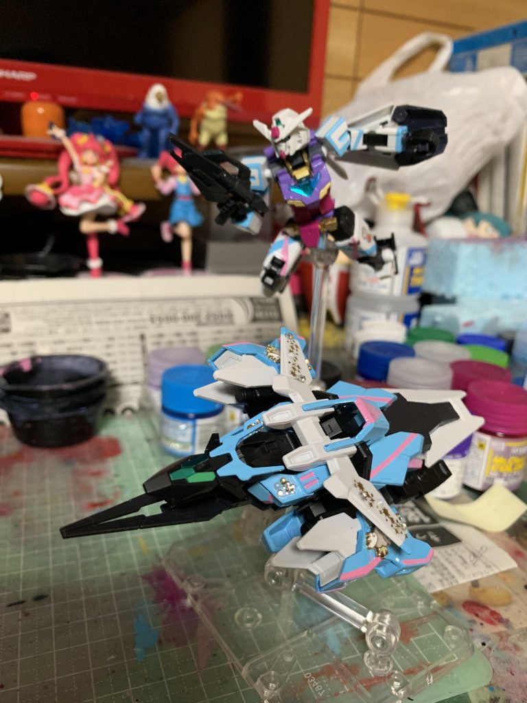 アースアーマー(アイドル)とコア(イドル)ガンダム。
女子小学生が好きそうな色合い(微笑)。
実際色の調色と色の相性の実験でやっつけで作ってみたのですが、「やるなら可愛くしよう！(安易)」と思い制作した次第です。