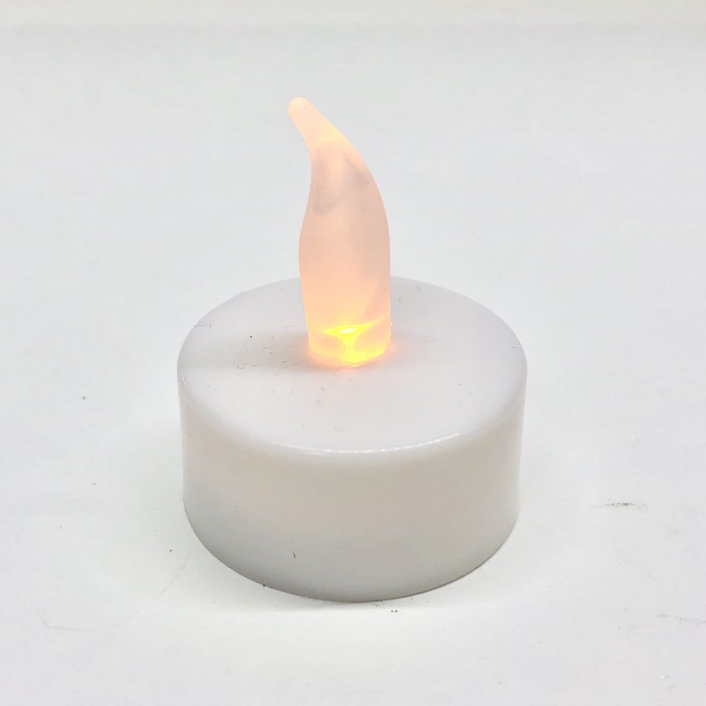 100均のLEDキャンドルをスイッチ兼電池ケースとして利用します。