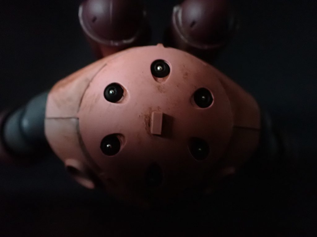 両手のクローの銃口と、頭頂部にメタルパーツ を仕込んでます。