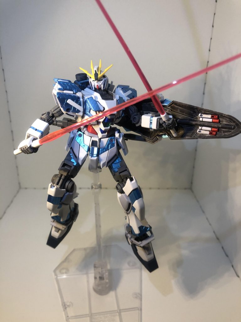 最新キットだけあってぐにゃぐにゃ動きますが、
逆にポーズを決めるのが難しいですね
良い位置を探すのが難しい
盾の裏、マーカーで塗った時は良い感じだと思ったのに
つや消しを吹いたらなんかチョコレートみたいになってしまった
横着せずにエアブラシ使えばよかった